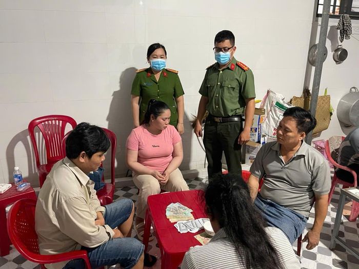 Công an xã kiểm tra, phát hiện các đương sự tham gia đánh bạc.