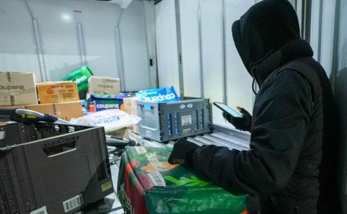 Kim, một tài xế ở thành phố Incheon, làm từ 21h đến 7h sáng, khoảng 5-6 ngày mỗi tuần. Ảnh: AOL