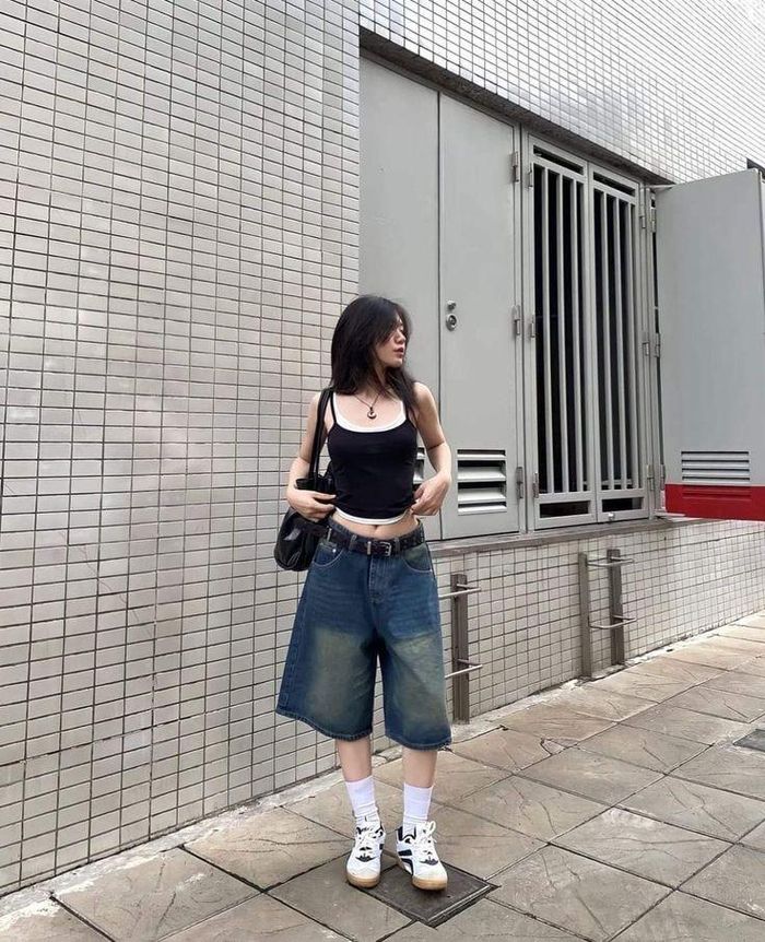 Quần short lửng cạp cao, ống suông là lựa chọn phù hợp với nhiều dáng người. (Ảnh: Pinterest)