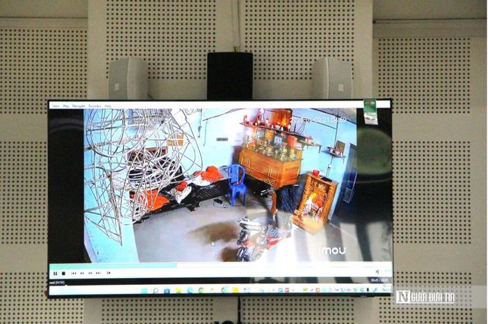 Dữ liệu camera thể hiện bị cáo dùng tay xoay ống kính về phía bức tường trước thời điểm cháu bé tử vong. Ảnh: NĐT.