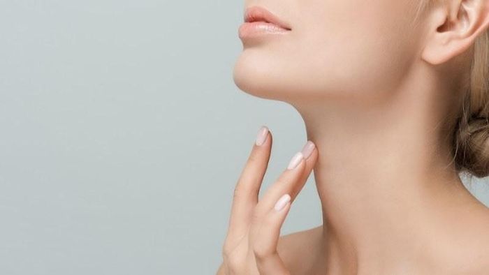 Bên cạnh đó, bạn nên thực hiện các bài massage cổ nhẹ nhàng. Ảnh minh họa