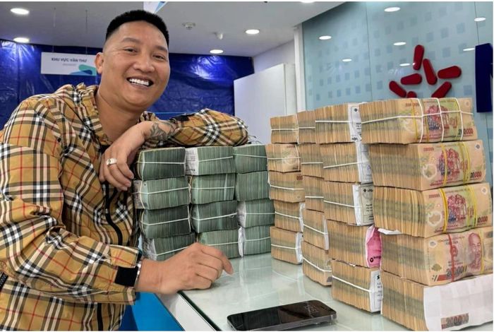 Thời gian gần đây, Huấn "Hoa Hồng" thường xuyên chia sẻ các hình ảnh, video làm từ thiện với số tiền lớn (Ảnh: Bùi Xuân Huấn).