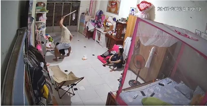 Camera ghi lại hình ảnh cháu L. bị đánh nhưng mẹ cháu chứng kiến mà không có phản ứng.