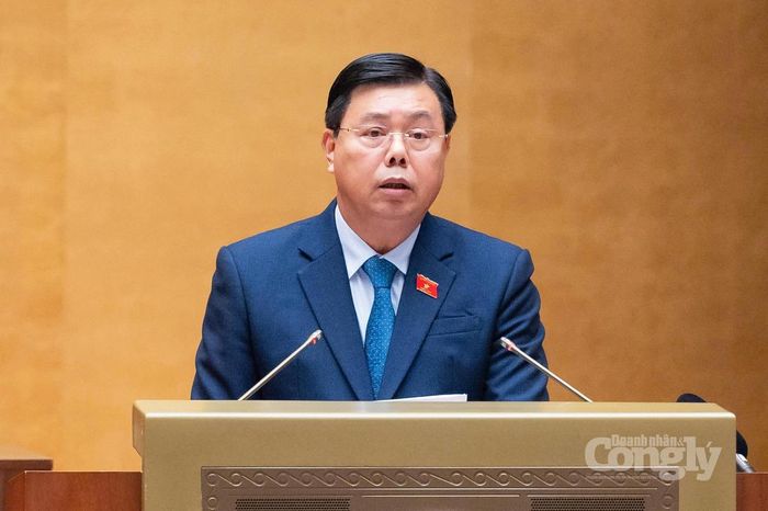 Bộ trưởng Bộ Nội vụ Nguyễn Tiến Hải trình bày Tờ trình tóm tắt về dự án Luật sửa đổi, bổ sung một số điều của Luật Người lao động Việt Nam đi làm việc ở nước ngoài theo hợp đồng. Ảnh: quochoi.vn
