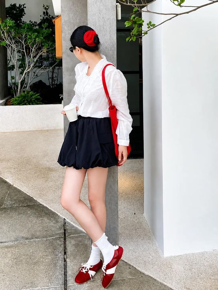 Phối trang phục màu đen với giày đỏ