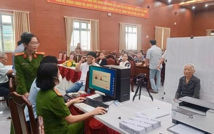 Công an phường Phú Lợi cấp đổi thẻ đảng viên trên nền tảng Cơ sở dữ liệu quốc gia về dân cư