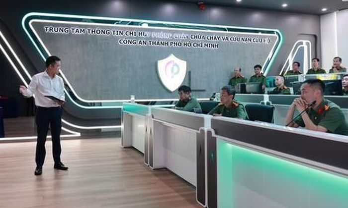 Đại tá Trần Hồng Minh, Phó Giám đốc CATP trực tiếp trao đổi, đặt các câu hỏi liên quan đến công tác vận hành tại trung tâm thông tin