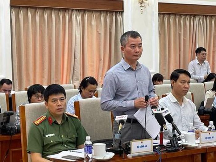 Đại tá Nguyễn Tuấn Hưng, Phó Cục trưởng Cục An ninh điều tra - Bộ Công an, thông tin tại buổi họp báo sáng 05/8/2026. Ảnh: VTV