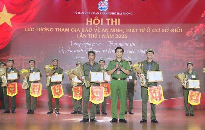 Đại tá Nguyễn Đức Thìn, Phó Giám đốc CATP trao giải B cho các đội tuyển tham gia Hội thi lực lượng tham gia bảo vệ ANTT ở cơ sở giỏi thành phố Hải Phòng năm 2026