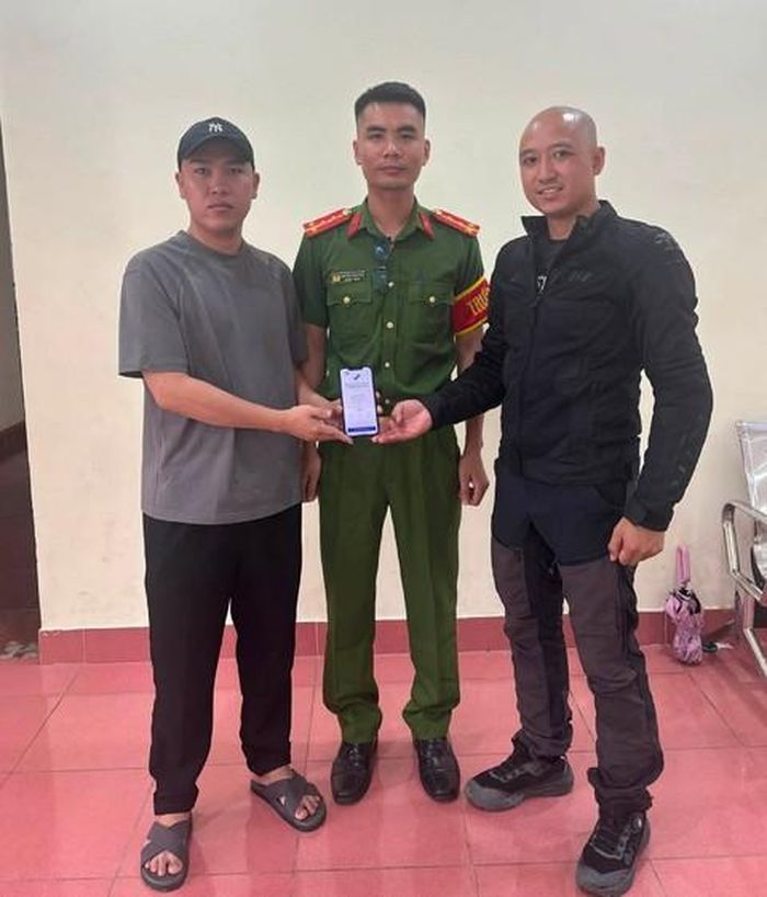 Dưới sự chứng kiến của cán bộ Công an xã Hoàn Lão, anh Hoàng Quốc Cường trao lại 5 tỷ đồng cho anh Trần Minh Quân.