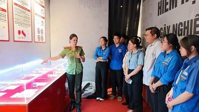 Đông đảo thanh niên xem mô hình tác hại của ma túy