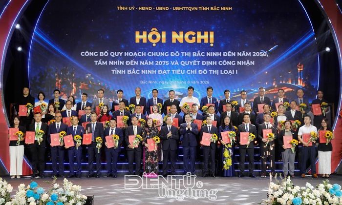 Đồng chí Nguyễn Hồng Thái và đồng chí Phạm Hoàng Sơn trao quyết định chấp thuận đầu tư cho đại diện các doanh nghiệp trên địa bàn tỉnh.