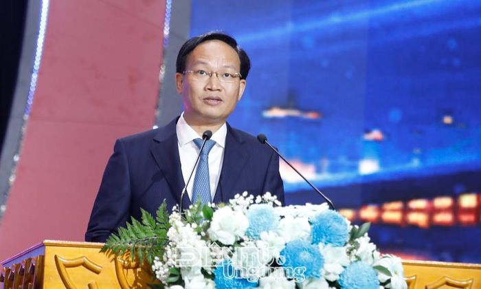Đồng chí Phạm Văn Thịnh công bố các quyết định.