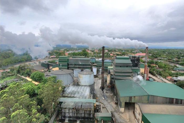 Hoạt động sản xuất của Nhà máy Mía đường 333 với khói thải phát tán ra môi trường, gây lo ngại về chất lượng không khí và tác động đến cây trồng, người dân sinh sống xung quanh.