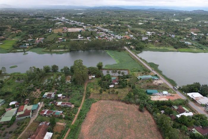 Nguồn nước thải trực tiếp xuống hồ khu vực tiếp nhận nước thải xuất hiện hiện tượng đổi màu, bốc mùi, ảnh hưởng đến sinh hoạt và sản xuất của người dân.