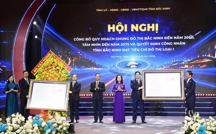 Bộ trưởng Bộ Xây dựng Trần Hồng Minh trao Quyết định cho Đảng bộ, Chính quyền và Nhân dân tỉnh Bắc Ninh. Ảnh Cổng TTĐT tỉnh Bắc Ninh.