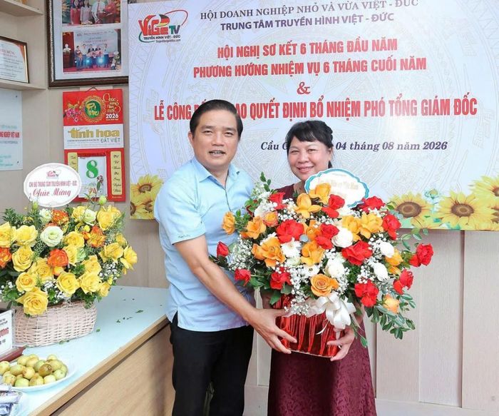 Các đơn vị bạn, các đồng nghiệp tặng hoa chúc mừng Tân Phó Tổng Giám đốc Triệu Thị Hoa (Trong ảnh: Nhà báo Đỗ Ngọc Thi, Tổng biên tập Tạp chí Hữu cơ Việt Nam tặng hoa chúc mừng Phó Tổng Giám đốc Triệu Thị Hoa).