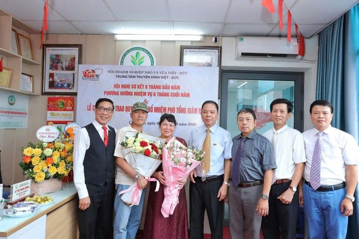 Tập thể cán bộ, trưởng các phòng ban, đơn vị tặng hoa chúc mừng Tân Phó Tổng Giám đốc.