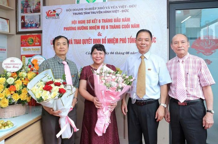 Nhà báo, đạo diễn Nguyễn Trọng Thắng - Tổng Giám đốc (thứ hai từ phải qua) và Ban Tổng Giám đốc tặng hoa chúc mừng Tân Phó Tổng Giám đốc.