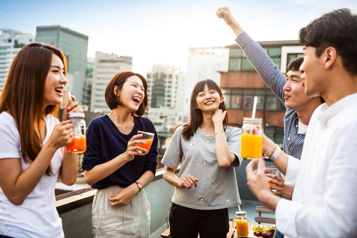 Nhiều người Hàn Quốc coi việc hỏi nhóm máu là cách gợi mở câu chuyện an toàn. (Ảnh: iStock)