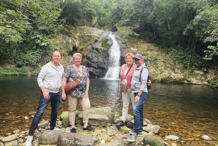 Du khách quốc tế trải nghiệm chuyến trekking núi rừng tại xã Hoành Mô, Quảng Ninh.