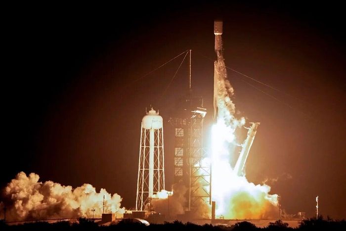 Tên lửa Falcon 9 được phóng lên bầu trời. (Ảnh: AP)