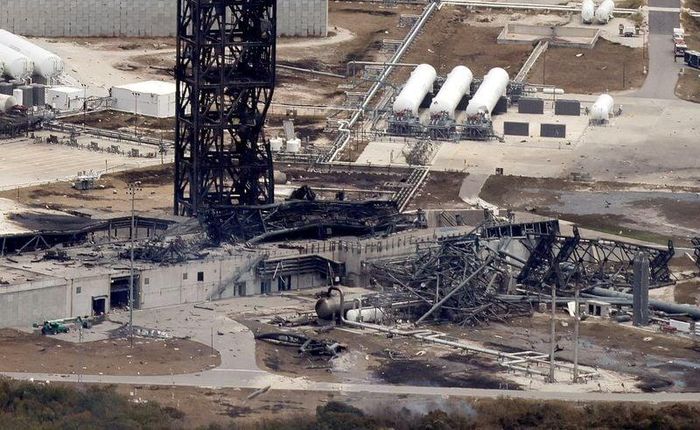 Bãi phóng tên lửa tại Florida, Mỹ bị hư hại sau vụ nổ tên lửa của Blue Origin. (Ảnh: Joey Roulette)