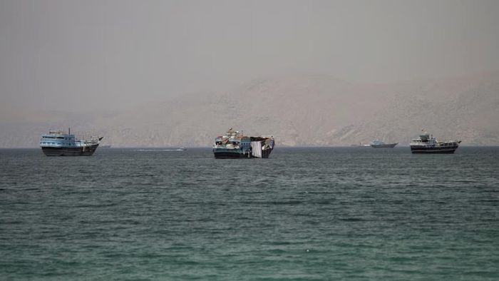 Tàu thuyền tại eo biển Hormuz nhìn từ Musandam, Oman. (Ảnh: Reuters)