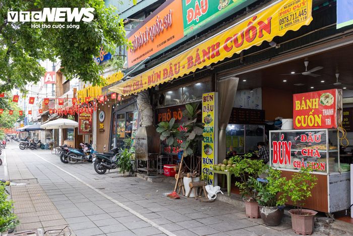 Trong khi đó, phố Khúc Thừa Dụ tập trung nhiều cơ sở kinh doanh dịch vụ, ăn uống, được kỳ vọng sẽ trở thành điểm nhấn phát triển kinh tế đêm khi tuyến phố đi bộ đi vào hoạt động.