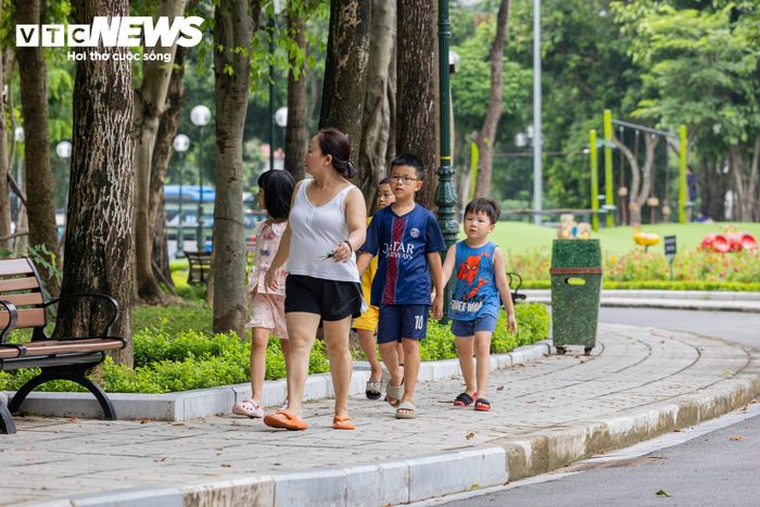 Hiện Công viên Cầu Giấy là một trong những địa điểm thu hút đông người dân đến vui chơi, tập luyện thể thao và thư giãn mỗi ngày. 