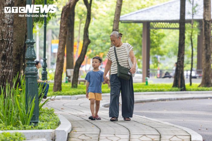 Cầu Giấy là địa bàn có mật độ dân cư cao nhưng còn thiếu không gian xanh và địa điểm sinh hoạt cộng đồng. Vì vậy, việc triển khai tuyến phố đi bộ thông minh được xem là cần thiết, góp phần tạo thêm không gian vui chơi, thư giãn và nâng cao chất lượng sống cho người dân.
