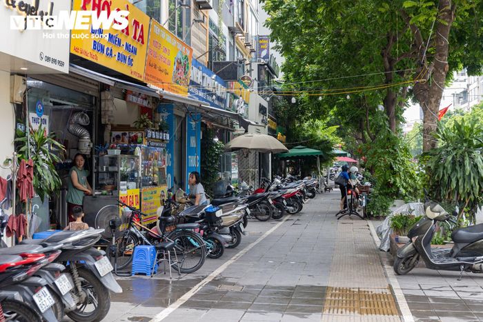 Đáng chú ý, đề án cũng đặt mục tiêu xây dựng thương hiệu “Phố ẩm thực Cầu Giấy”. Thay vì mô hình ki-ốt cố định, giai đoạn đầu sẽ nghiên cứu triển khai các xe bán hàng lưu động và khu ẩm thực di động. Dự kiến khoảng 15 xe hoặc gian hàng được thiết kế đồng bộ với tông màu xanh lá, trắng và vàng cốm, bố trí tại phố Khúc Thừa Dụ hoặc khu vực dịch vụ phù hợp nhằm tạo điểm nhấn về cảnh quan và nhận diện.