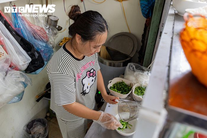 Chị Thu Hiền, chủ một cửa hàng trên phố Khúc Thừa Dụ, cho rằng khi tuyến phố đi bộ được đưa vào khai thác, khu vực sẽ có thêm sức hút đối với người dân và du khách. Điều này không chỉ mở rộng không gian sinh hoạt cộng đồng mà còn tạo điều kiện để các hộ kinh doanh tiếp cận nhiều khách hàng hơn.