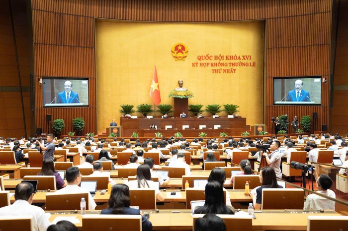 Quang cảnh phiên họp sáng 6/8.