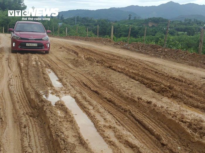 Mặt đường lầy lội, bùn đất trơn trượt khiến việc đi lại của người dân rất khốn khổ.