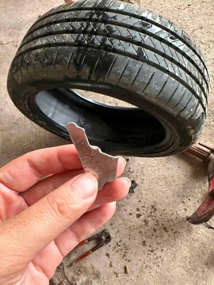 Vật sắt nhọn được lấy ra từ lốp xe.