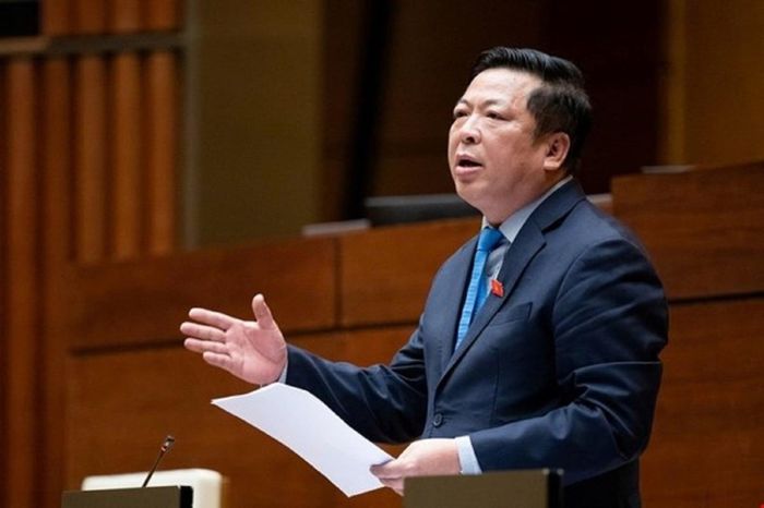 Bộ trưởng Trần Hồng Minh trình bày về dự án vành đai 5 - vùng Thủ đô. (Ảnh: quochoi.vn)