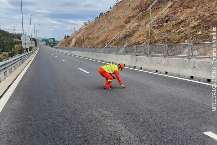 Công nhân nhặt vật sắc nhọn trên cao tốc Vân Phong - Chí Thạnh.