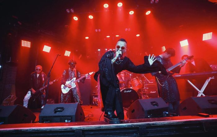 Anh là trưởng nhóm nhạc rock Dạ Ma.