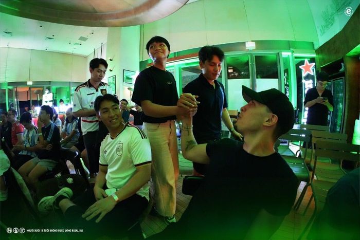 Tại FanStation, mỗi cuộc gặp gỡ đều bắt đầu bằng tình yêu bóng đá và kết nối qua những khoảnh khắc được sẻ chia. (Ảnh: DNCC)