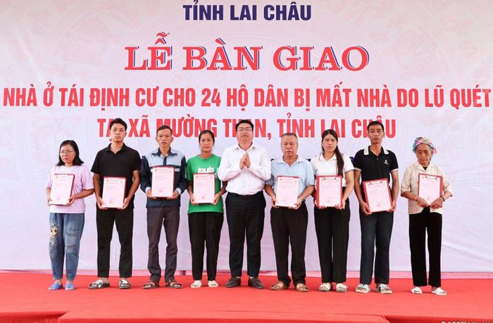 Lãnh đạo tỉnh cùng các đại biểu thực hiện nghi thức khánh thành, bàn giao nhà ở và trao Giấy chứng nhận quyền sử dụng đất cho 24 hộ gia đình. (Ảnh: UBND Lai Châu)