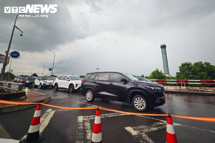 Anh Trường cho rằng phương án hiện nay gây nhiều khó khăn, đặc biệt với người cao tuổi, gia đình có trẻ nhỏ và khách nước ngoài. “Khách Việt nhiều khi còn khó hẹn nhau, huống chi khách quốc tế do bất đồng ngôn ngữ. Có thời điểm bãi xe rất đông, sau khi đi bộ vào đón khách quay ra, tôi còn phải mất thời gian tìm lại xe của mình”, anh nói.