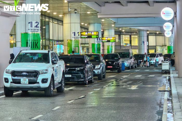 Thực tế ghi nhận của phóng viên trong ngày 5/8 cho thấy, phương án bố trí khu vực đón, trả khách mới giúp khu vực trước cửa ga T1 thông thoáng hơn, nhưng cũng khiến không ít hành khách và tài xế mất thêm thời gian để tìm nhau, đặc biệt trong điều kiện thời tiết bất lợi.