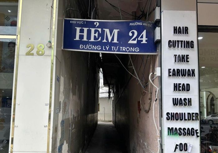 Con hẻm nhỏ dẫn vào trụ sở văn phòng Công ty cổ phần Mekolor.