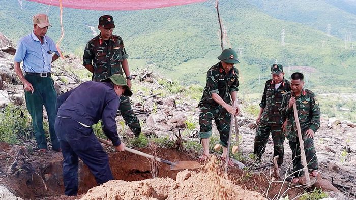 Lực lượng chức năng khảo sát tại khu vực xã Chân Mây - Lăng Cô sau khi tiếp nhận được đơn cung cấp thông tin. (Ảnh: Văn Sáu)