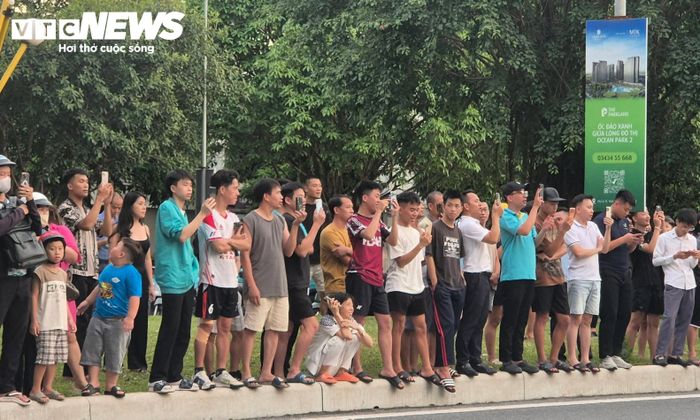 Hàng trăm người dân hiếu kỳ xuất hiện tại nơi ở của Huấn “Hoa Hồng” chiều tối ngày 6/8. (Ảnh: Minh Tuệ)