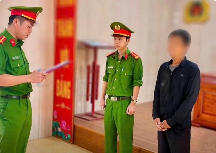 Cán bộ Cơ quan Cảnh sát điều tra Công an tỉnh Quảng Trị thì hành quyết định khởi tố với Hồ Văn V. (Ảnh: Công an Quảng Trị)