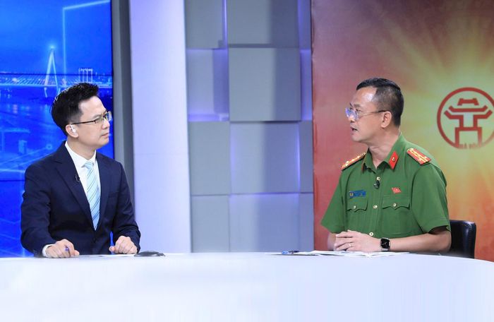 Đại tá Phạm Trung Hiếu, Trưởng phòng Cảnh sát phòng cháy, chữa cháy và cứu nạn, cứu hộ, Công an thành phố Hà Nội trao đổi tại Chương trình. Ảnh: Quang Thái