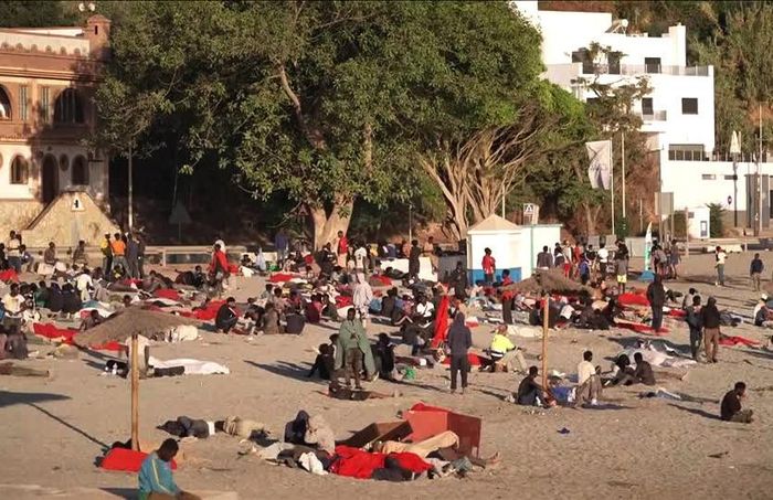 Khoảng 70.000 trong tổng số 72.000 người vượt biên đã được đưa trở lại Maroc chỉ trong vài ngày, giúp nhanh chóng ổn định tình hình tại Ceuta (Tây Ban Nha). Ảnh: Reuters