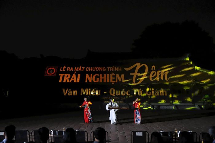 Hoạt động trải nghiệm tour đêm tại Văn Miếu - Quốc Tử Giám với những ứng dụng công nghệ trên nền di sản. Ảnh: Khánh Huy